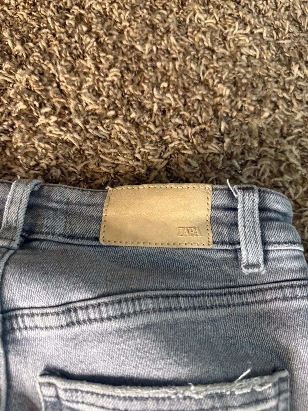 Zara Light Gray Skinny Jeans with Knee Distress - Picture 5 of 5